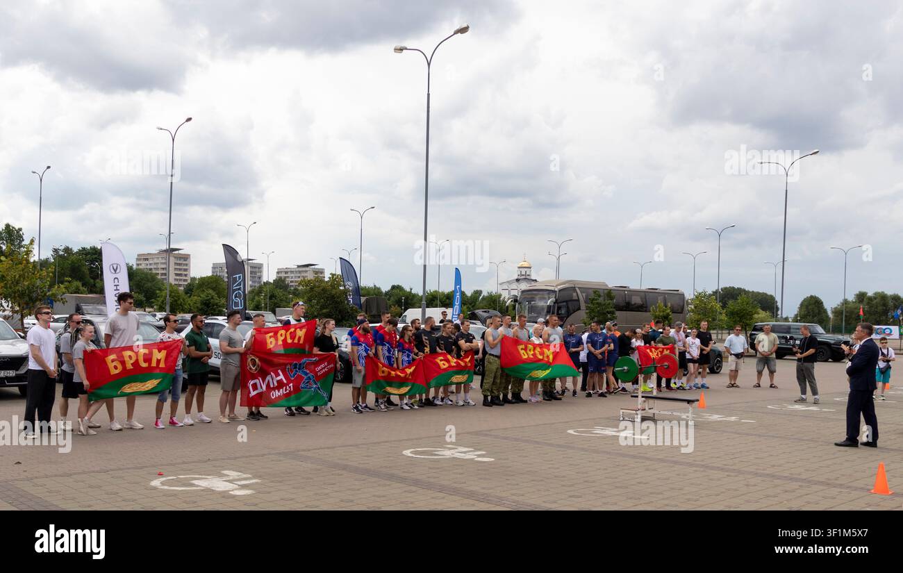 MINSK, WEIßRUSSLAND - 3. JULI 2026: Jugendaktivisten der BRSM-Organisation halten Fahnen und Banner während einer öffentlichen Sportveranstaltung zum Unabhängigkeitstag Stockfoto