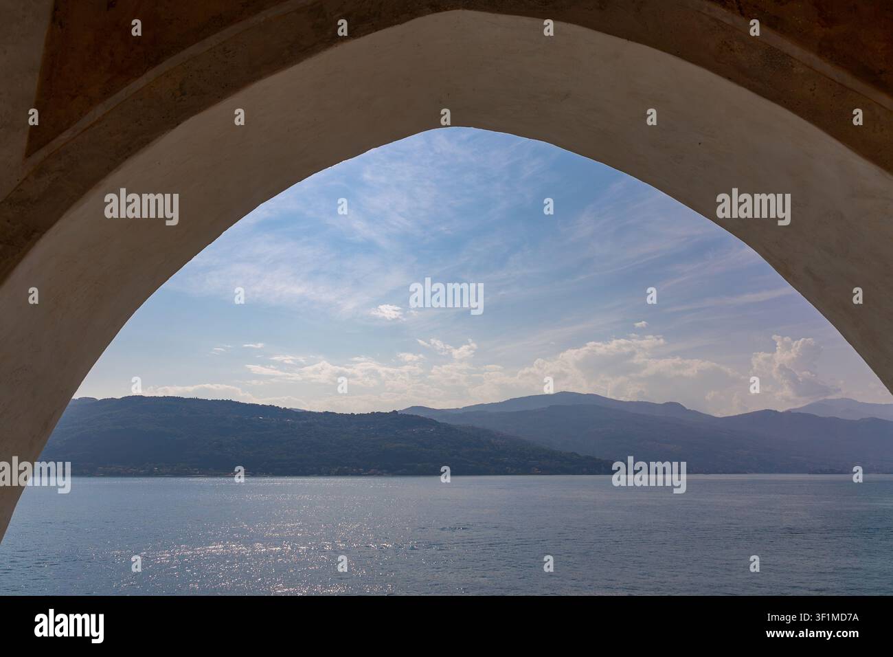 Seeblick durch einen alten Steinbogenrahmen Stockfoto