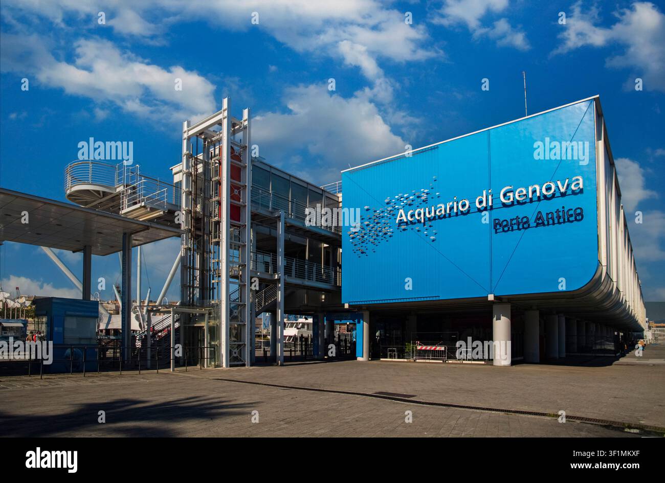 Italien Ligurien Genua Acquario di Genoa - Das Aquarium von Genua, entworfen von Renzo Piano und dem Renzo Piano Building Workshop, mit Blick auf den Porto Antico und mit umfangreichen Ausstellungen, die sich der marinen Biodiversität und dem Naturschutz widmen. Stockfoto