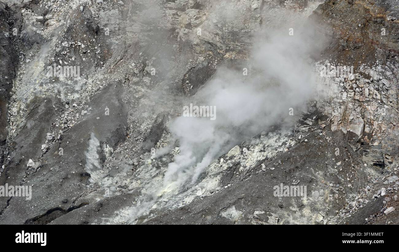 Nahaufnahme der Gase, die aus dem aktiven Poas-Vulkan in Costa Rica austreten Stockfoto