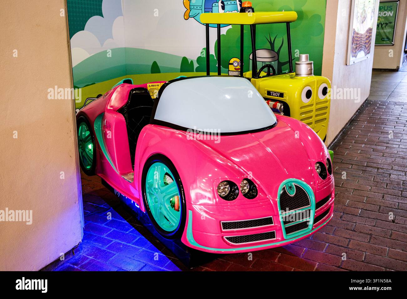Leatherhead Surrey UK, 13. Juli 2026, Kinderunterhaltungszone oder Spielbereich in einem Einkaufszentrum mit Münzbetriebenen Fahrspielszeugen Stockfoto