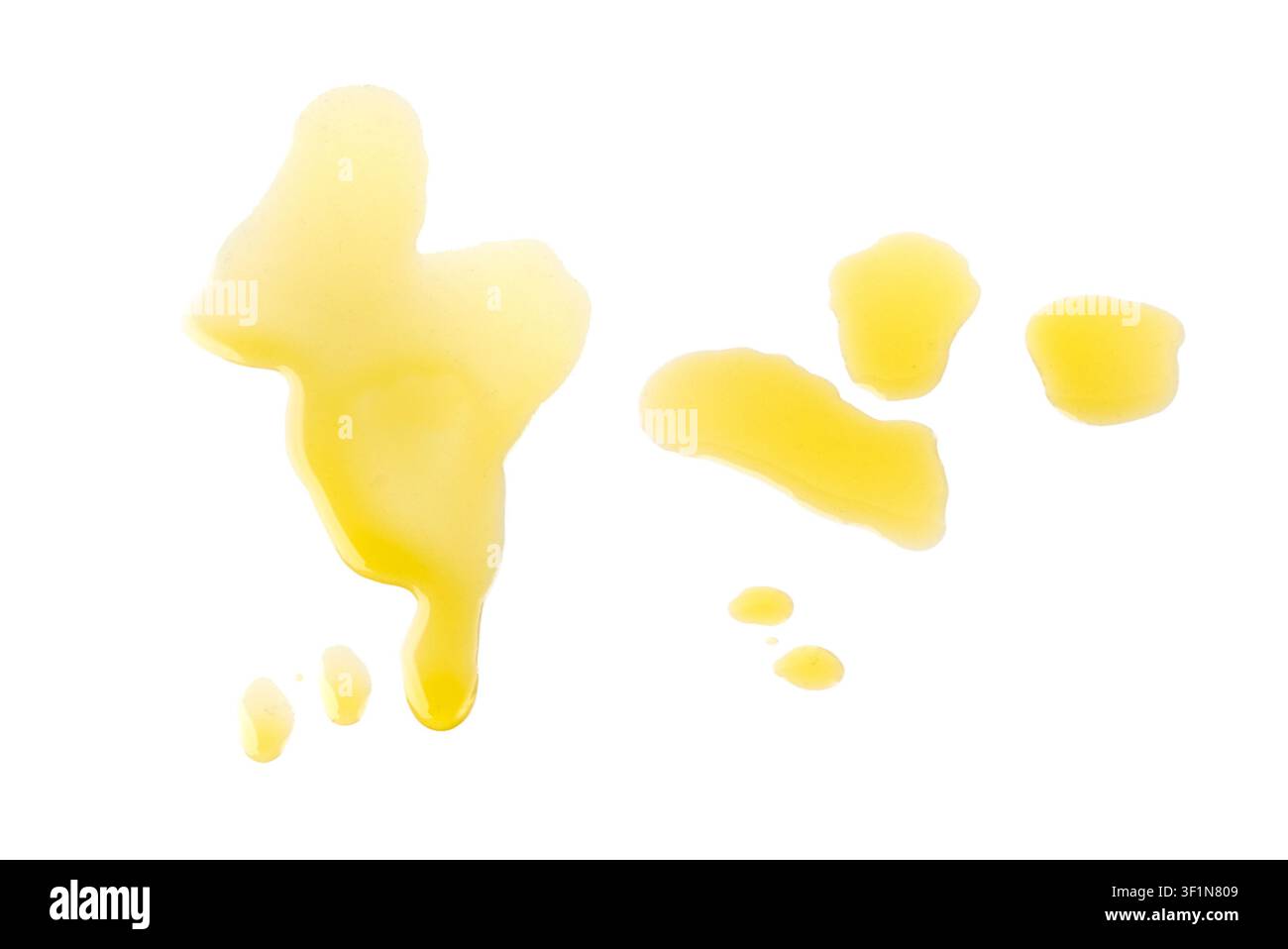 Vergossenes natives Olivenöl isoliert, ölige Flüssigkeitspfütze, gelber Fleck, Spritzer auf weißem Hintergrund Stockfoto