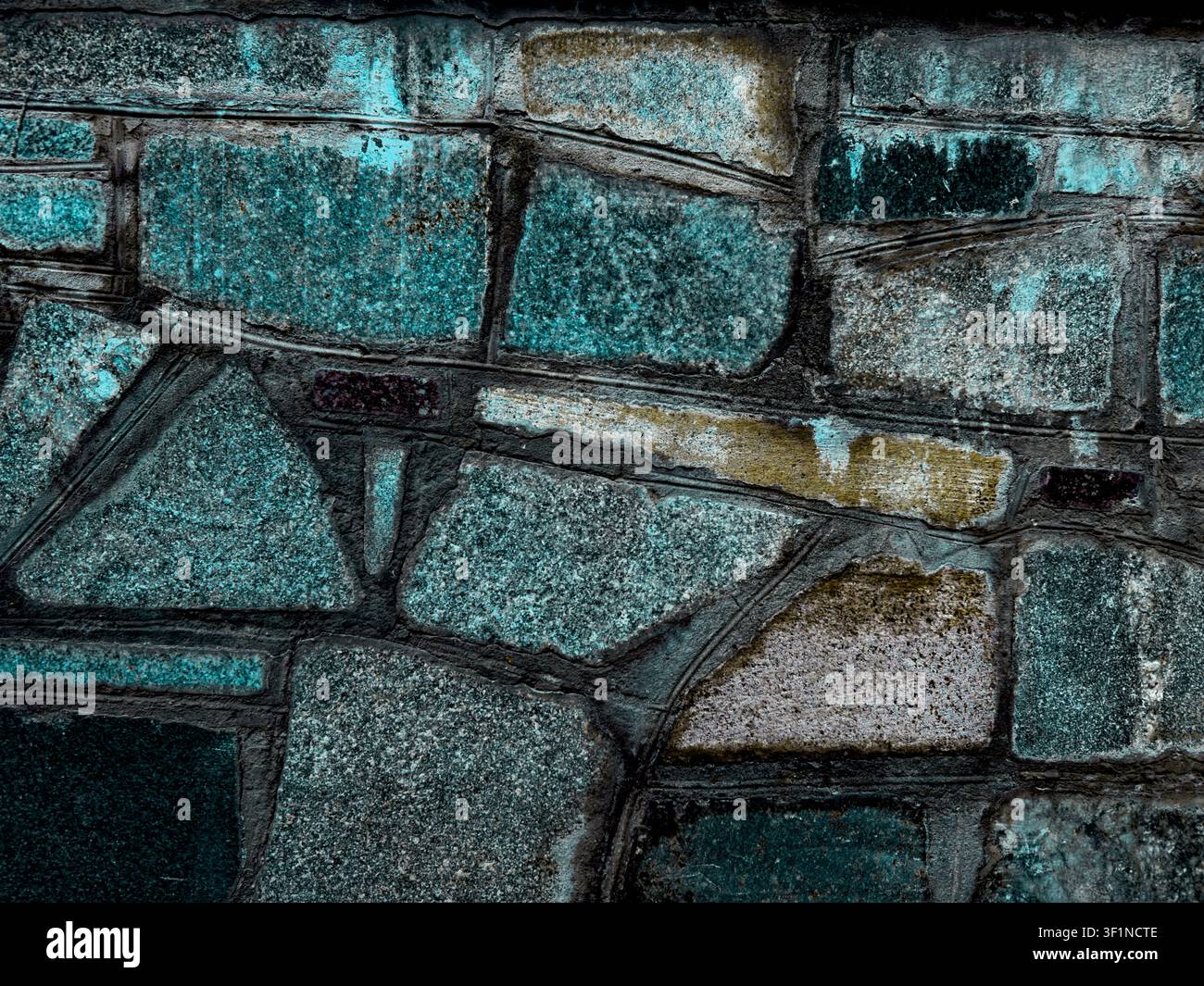 Abstrakte Textur einer Steinwand mit blauen und grauen Tönen. - Smartphone-aufgenommenes Stockfoto