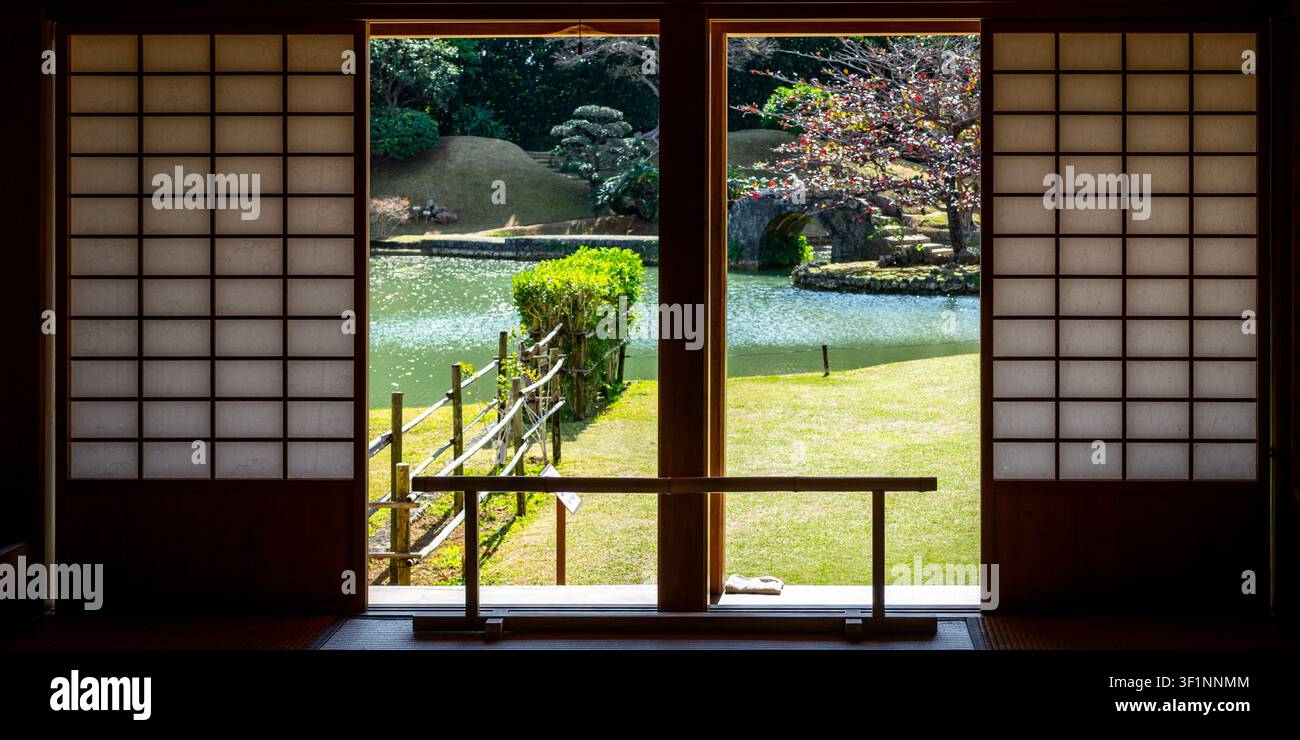 Scenische Panoramablick auf den Ryukyu-Königsgarten von einem Gebäude des Shikinaen-Gartens in Naha Okinawa Japan Stockfoto
