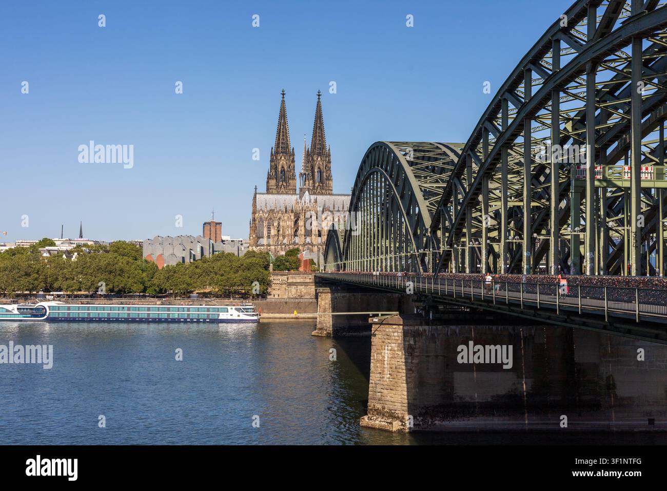 Dinant Belgien. Schöne Stadtzentrum-Landschaft rotes Sportauto im Museum, Ferrari-LMBTQ-Flagge auf der Straße im Müll Köln, Köln Stockfoto