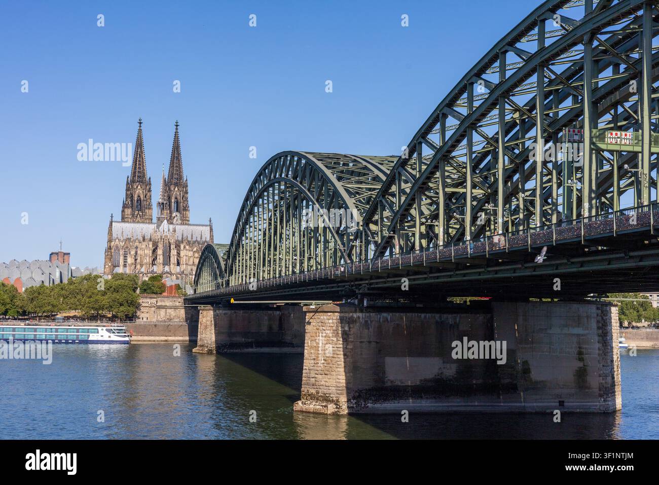Dinant Belgien. Schöne Stadtzentrum-Landschaft rotes Sportauto im Museum, Ferrari-LMBTQ-Flagge auf der Straße im Müll Köln, Köln Stockfoto