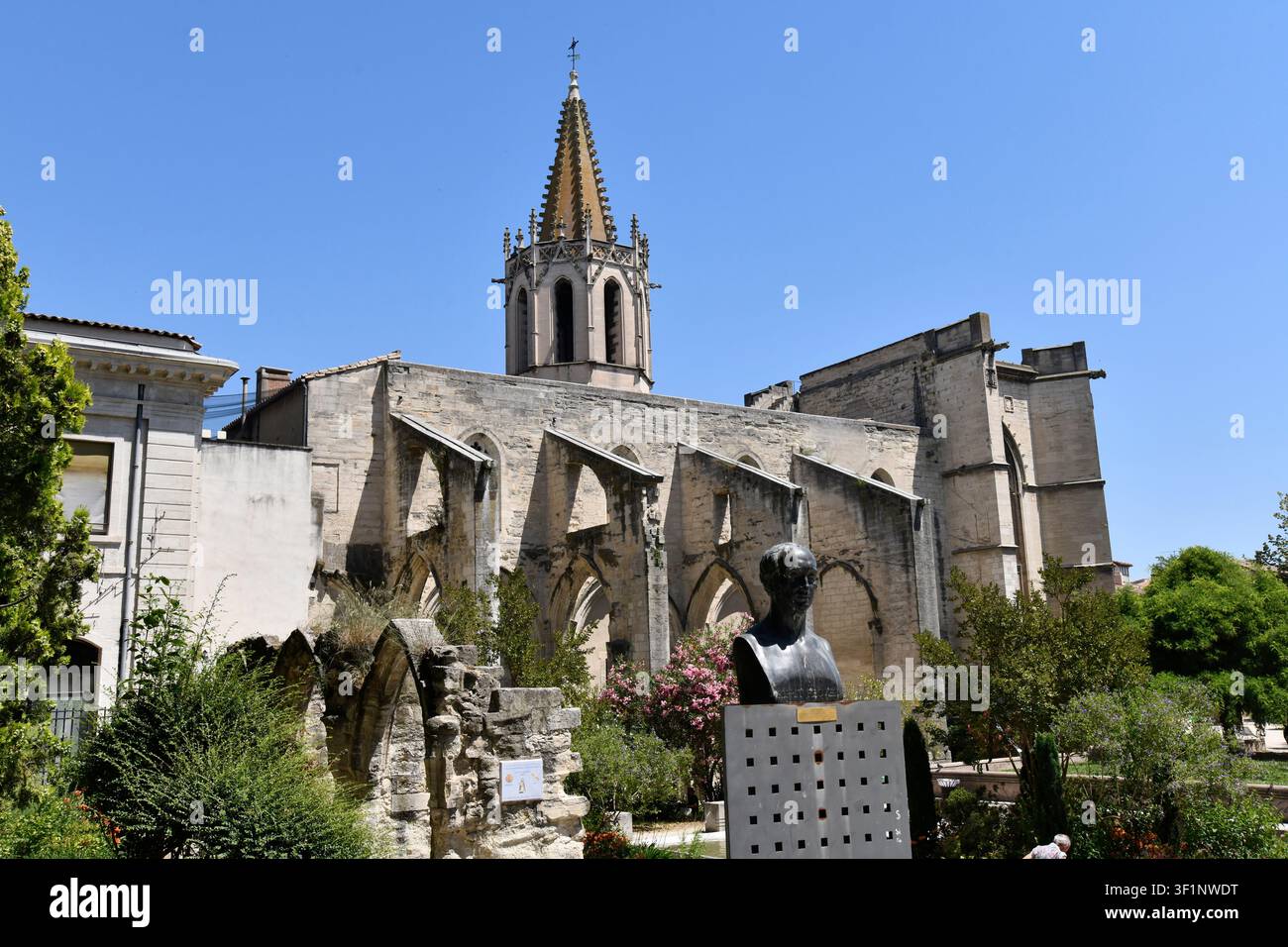 Avignon, Provence, Frankreich. Kirche Saint Martial oder Saint Martial Tempel, Park & Garten, mit Le buste d'Esprit Requien dans le square Agricol Perdi Stockfoto