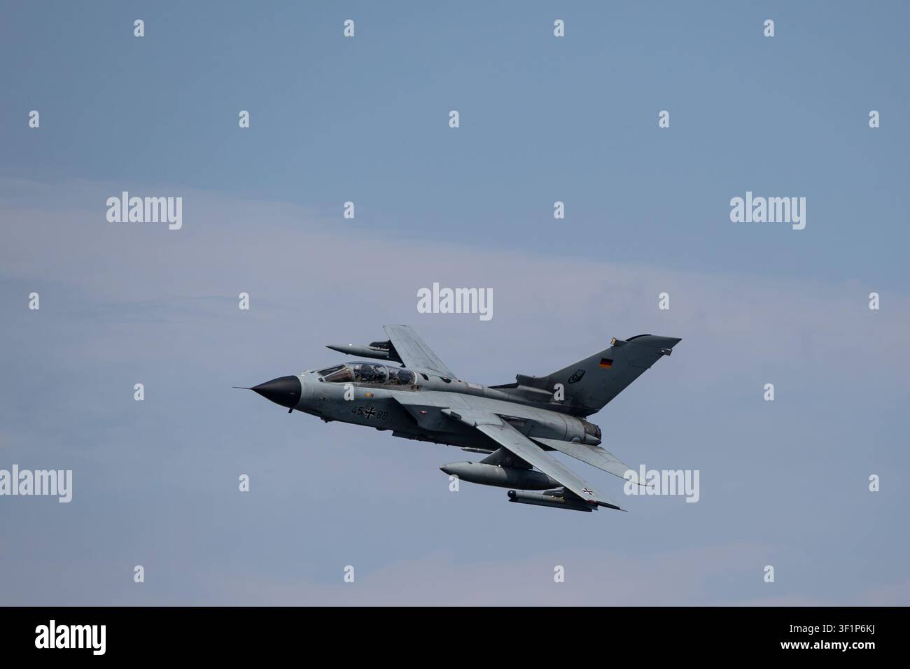 Zwei deutsche Panavia-Tornado-Kampfjets fliegen in Formation am Himmel Stockfoto
