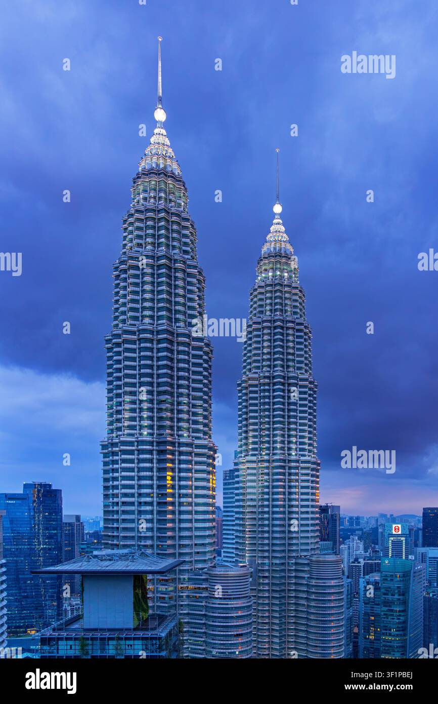 Petronas Towers / KLCC Twin Towers, miteinander verbundene 88-stöckige Superhochhäuser während eines Gewitters in der Hauptstadt Kuala Lumpur, Malaysia Stockfoto