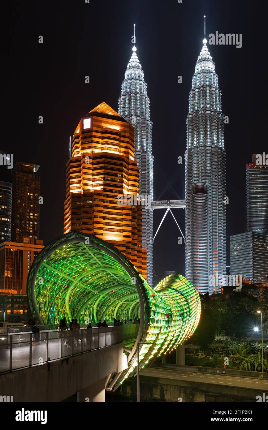 Saloma Link, Petronas Towers / KLCC Twin Towers und Hochhäuser bei Nacht in der Hauptstadt Kuala Lumpur, Malaysia Stockfoto