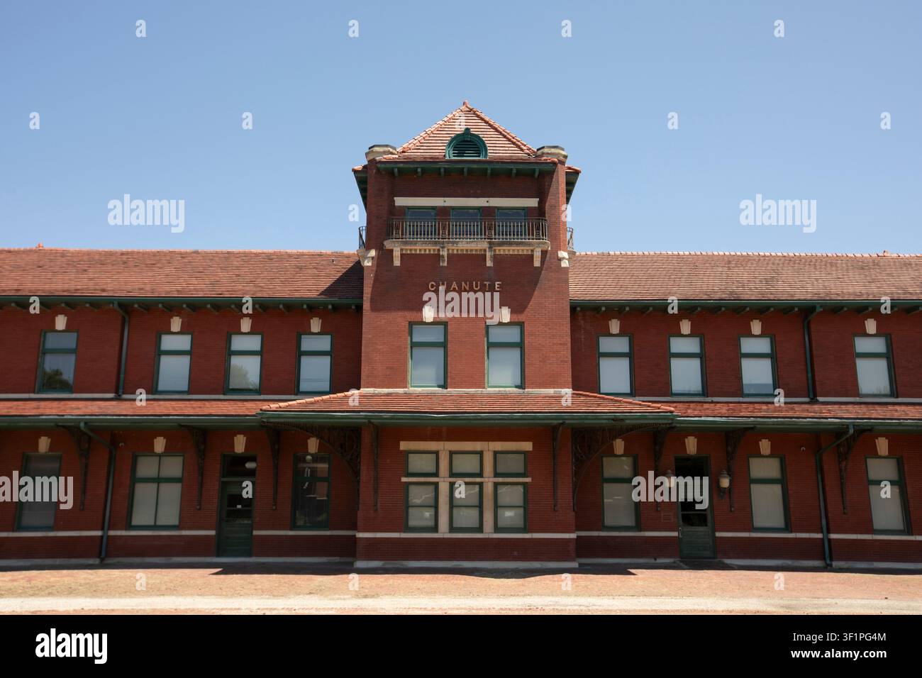Chanute, Kansas, USA - 25. Juni 2023: Die Nachmittagssonne erhellt das historische Chanute Santa Fe Depot. Stockfoto