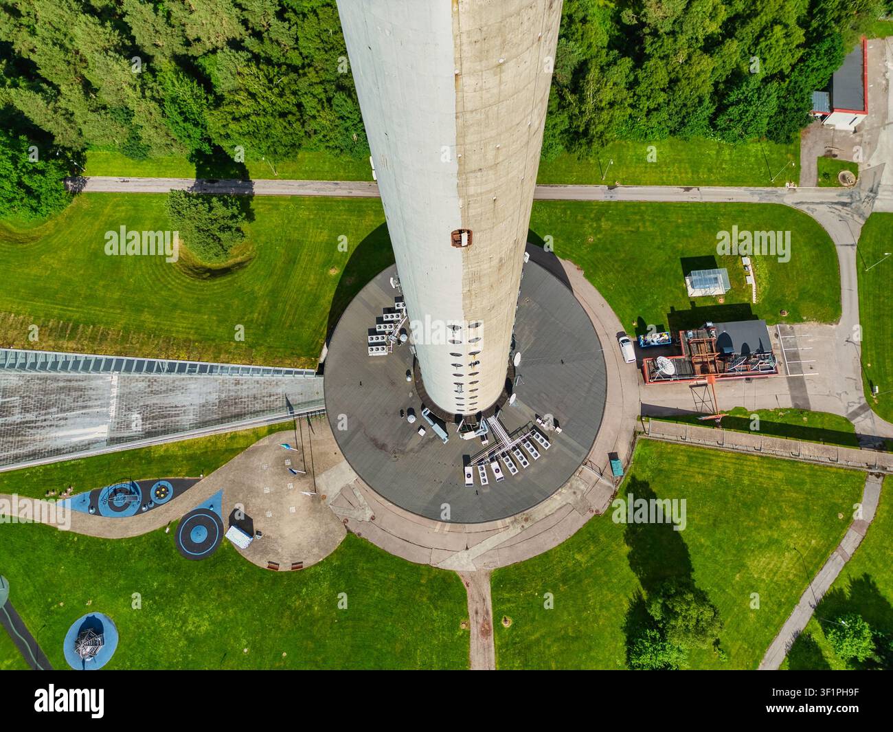 Luftbild aus der Vogelperspektive, das den Tallinner TV-Turm von oben betrachtet Stockfoto