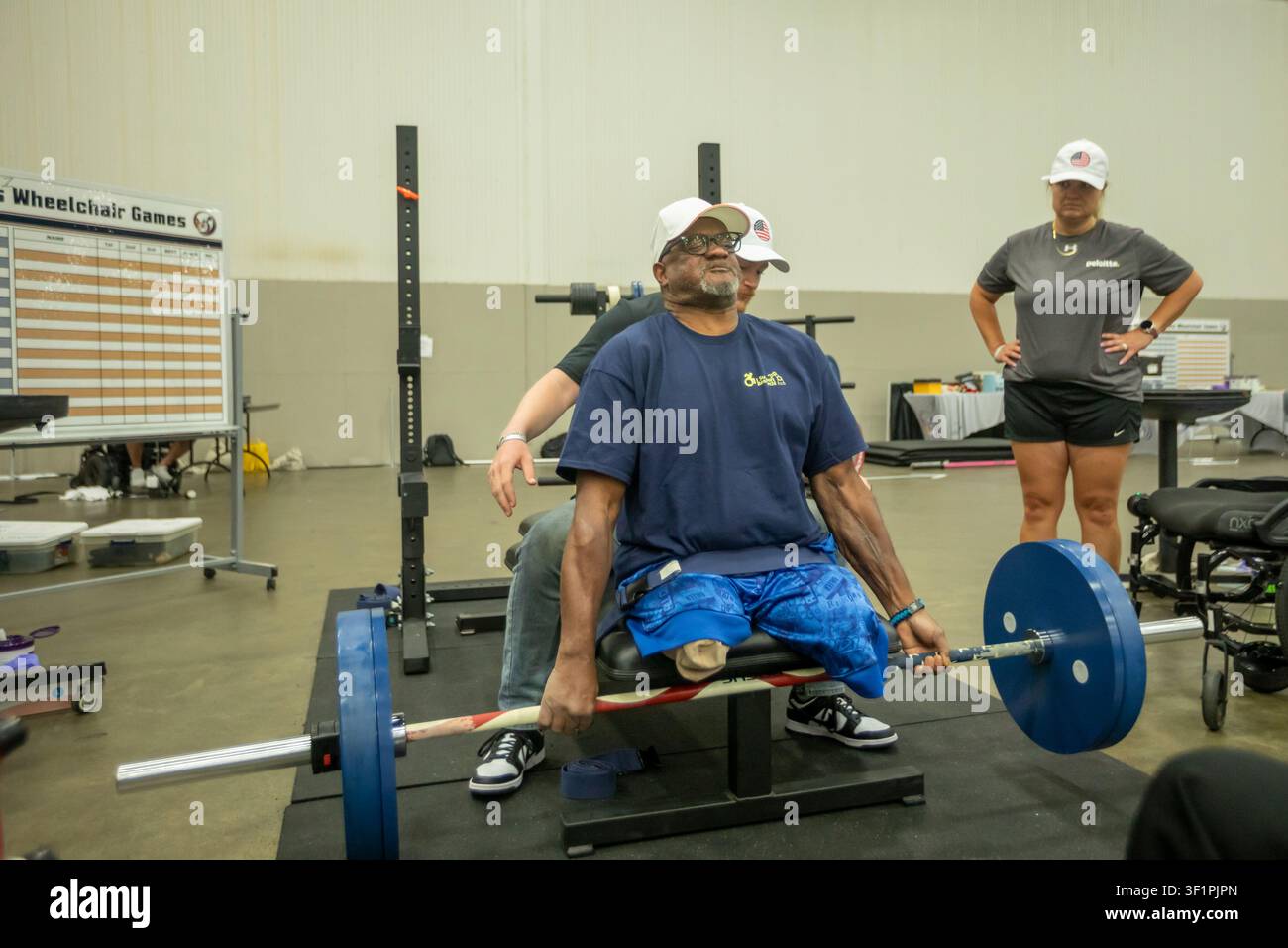 Detroit, Michigan – Gewichtheben bei den Nationalen Veteranen-Rollstuhlspielen, einer jährlichen Veranstaltung, die von den Paralyzed Veterans of America und dem D gesponsert wird Stockfoto