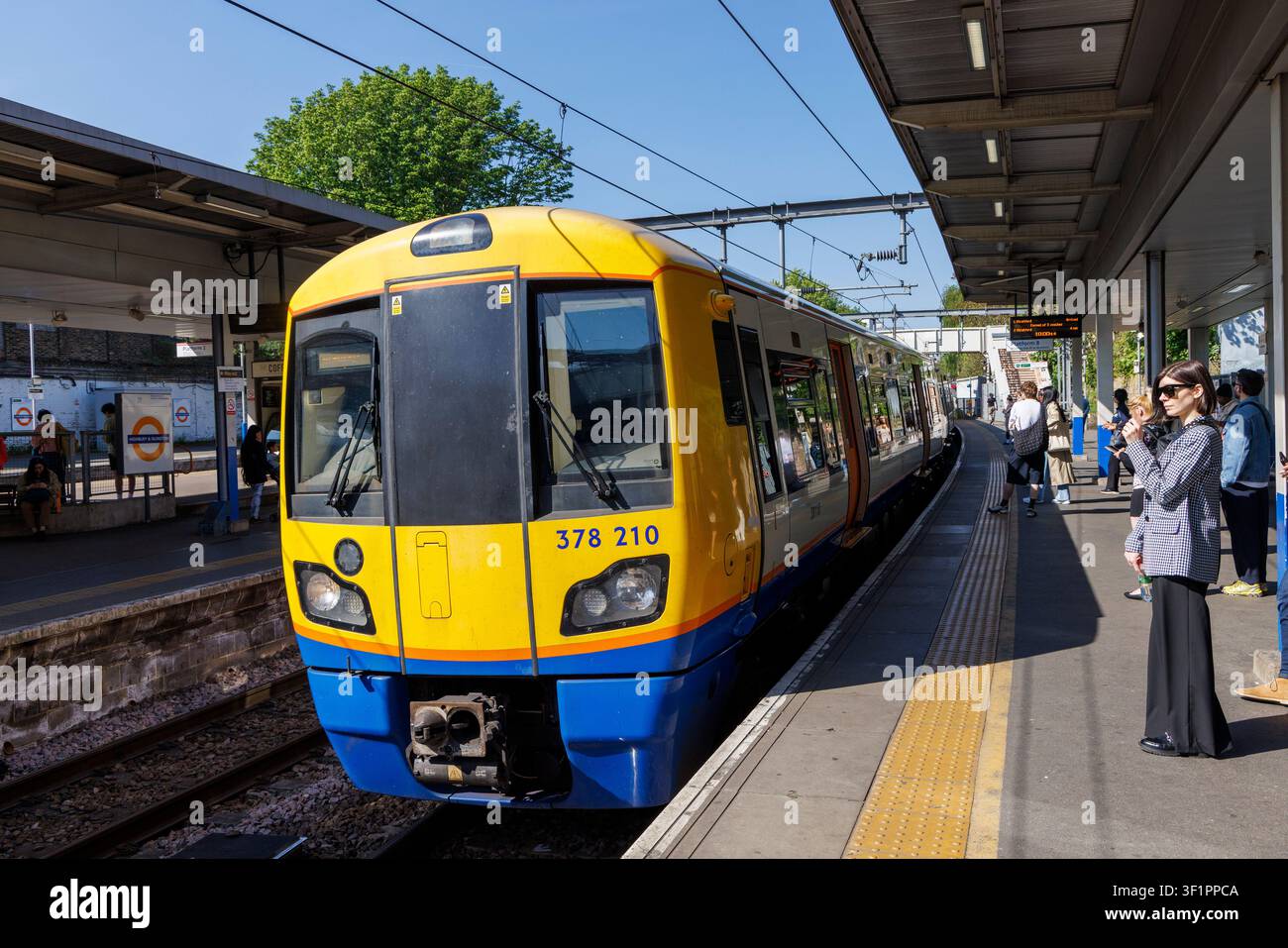 Passagiere warten am Bahnhof Highbury & Islington, Mildmay Line, Overground, London, England, UK Stockfoto