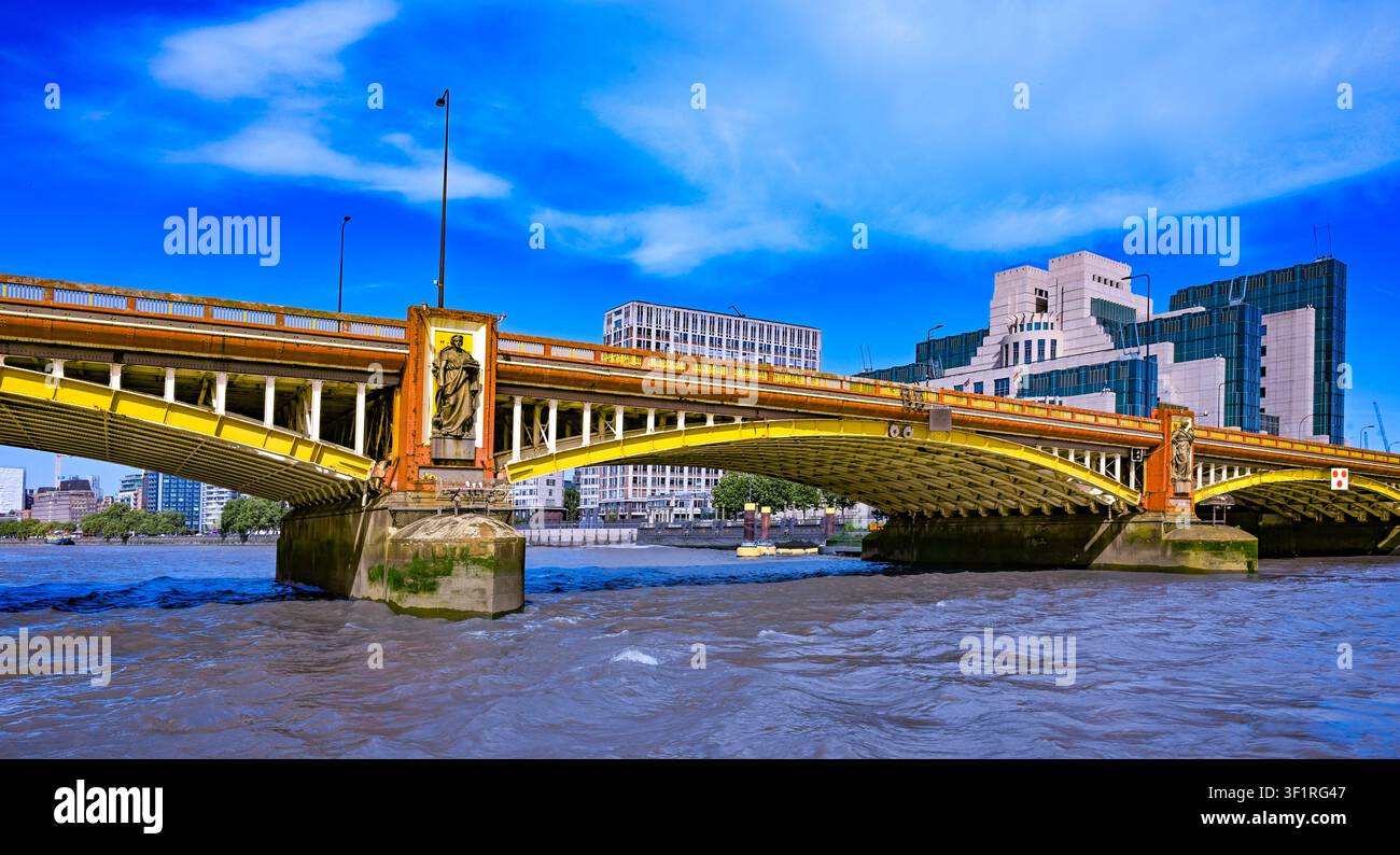 MI6-Gebäude und Vauxhall Bridge von der Themse aus Stockfoto