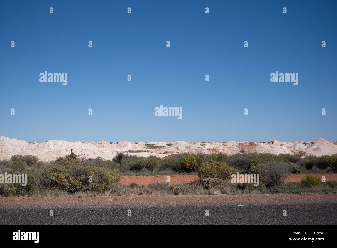 In der Nähe von Coober Pedy, Abraum entlang der Straße gefunden. Abraum bezieht sich auf Abfallgestein, Erde oder Abfall während des Bergbaus, das keine wertvollen Materialien enthält Stockfoto