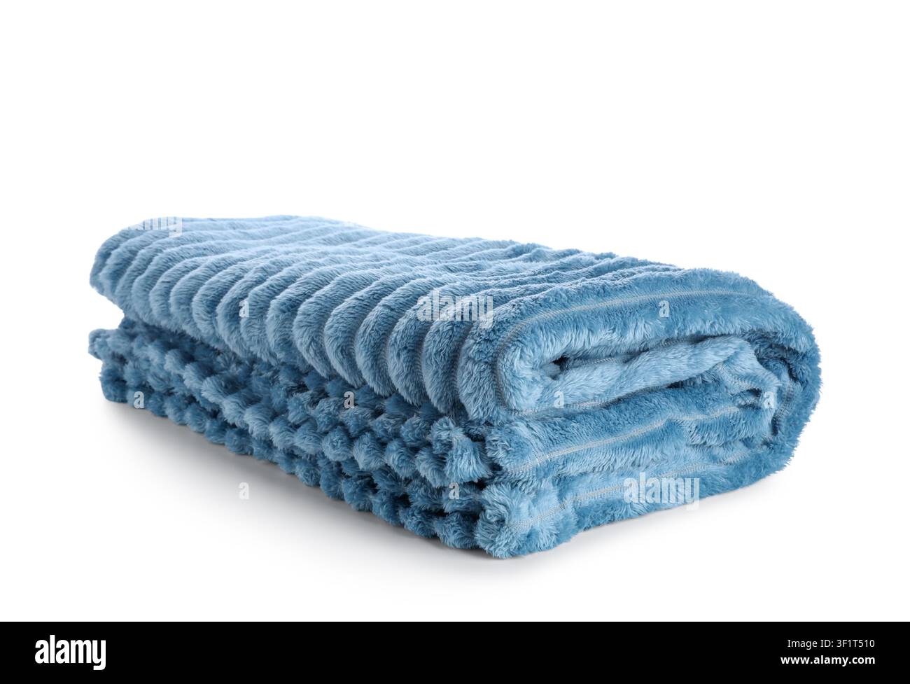 Gefaltete weiche blaue Plüschdecke mit strukturierter Oberfläche, gemütliches Heimtextil für Komfort und Wärme, isoliert auf weißem Hintergrund Stockfoto