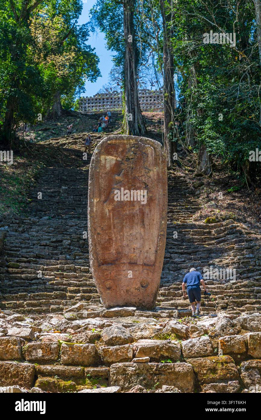 Maya-Stela und Ruinen von Yaxchilan mit nicht identifizierbaren Touristen, Chiapas, Mexiko. Stockfoto