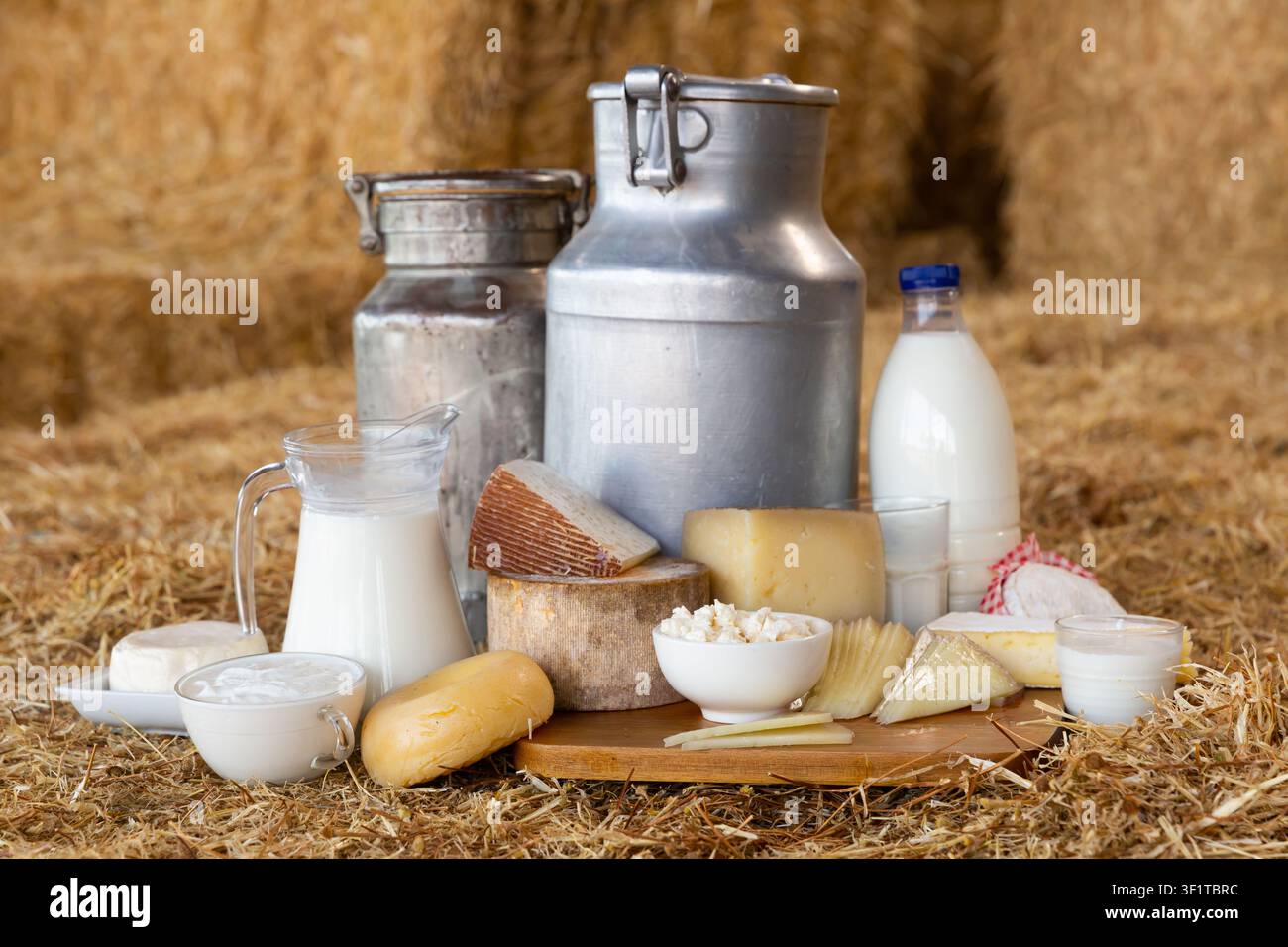 Zusammensetzung von Milchkännern und Käsescheiben Stockfoto