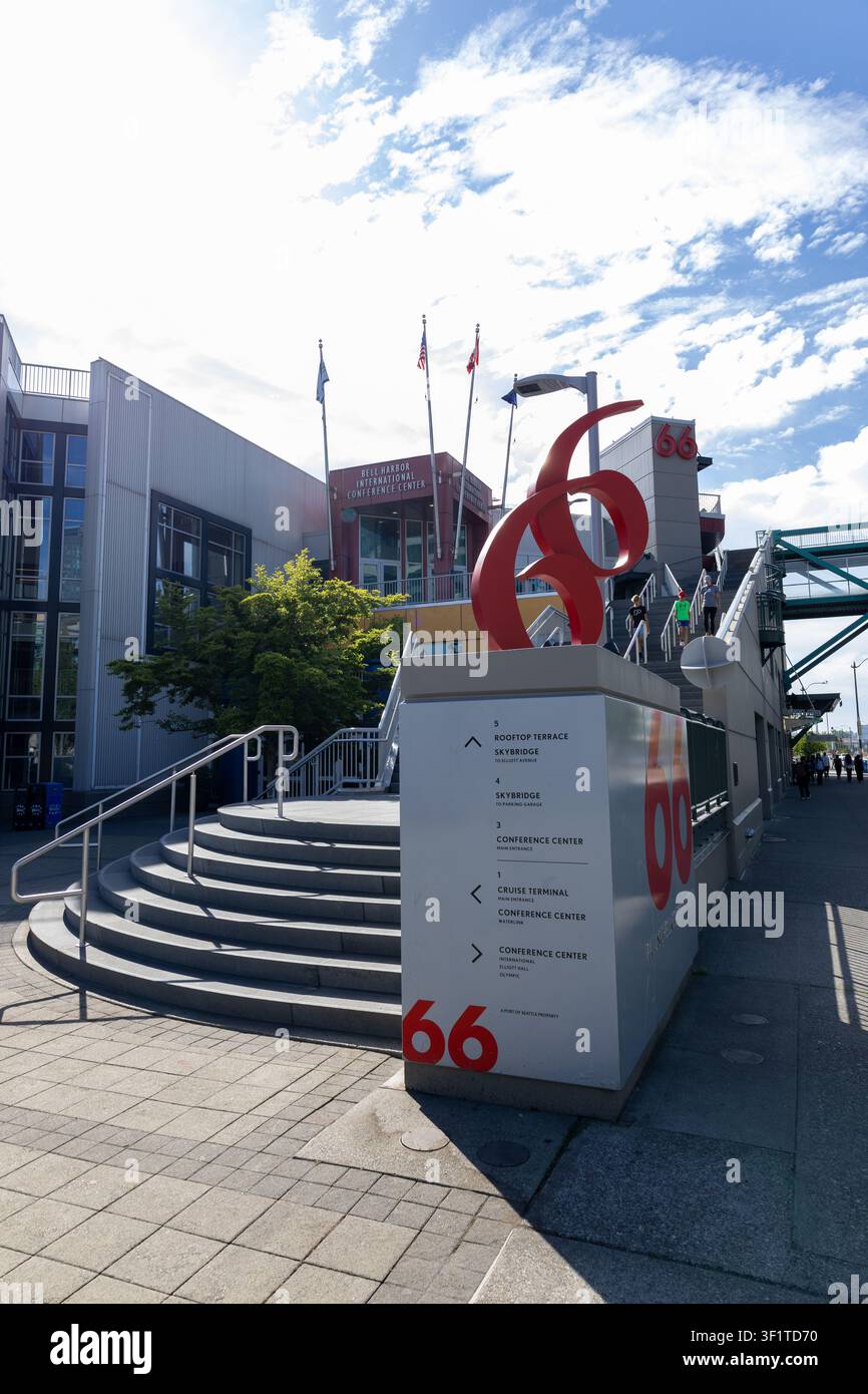 Seattle WA USA, 8. Juli 2026 – Seattles Stadtsilhouette mit Berg, Wasser und Kreuzfahrt-Hafen Stockfoto