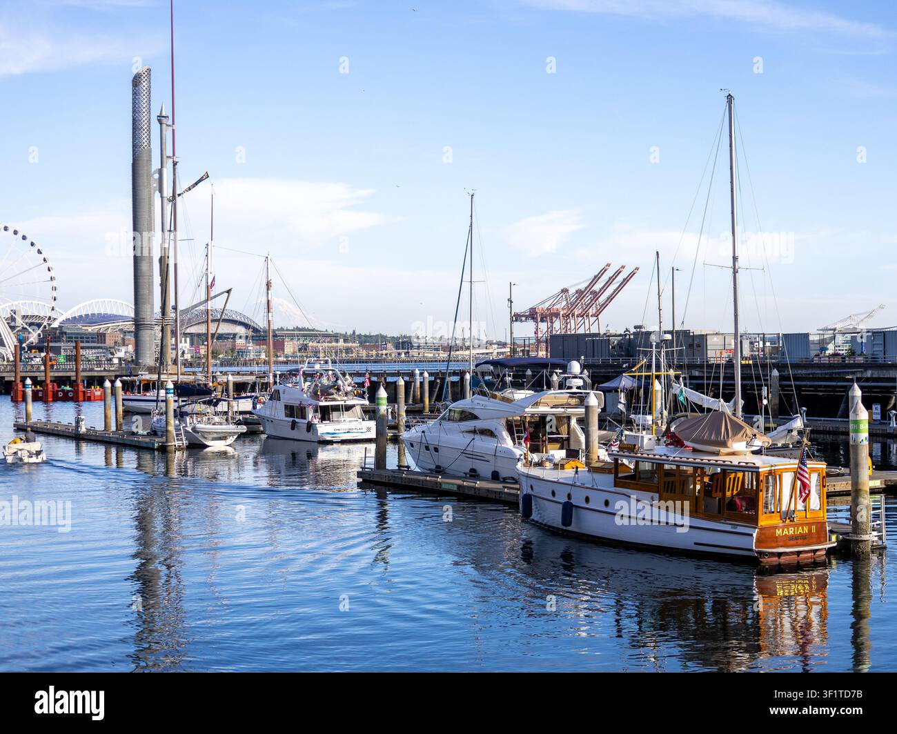 Seattle WA USA, 8. Juli 2026 - Stadtansichten von Seattle mit Berg, Wasser, Riesenrad Stockfoto