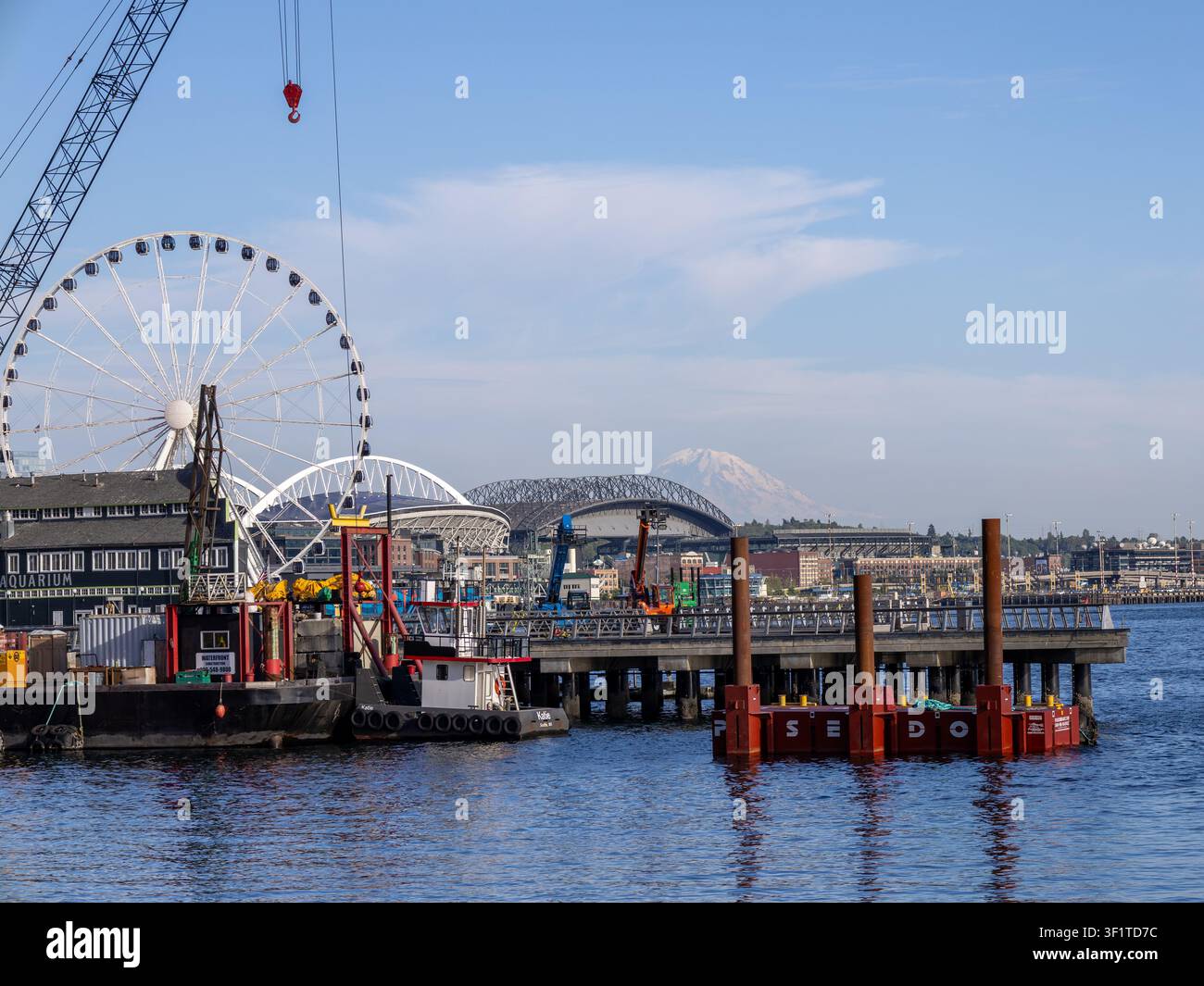 Seattle WA USA, 8. Juli 2026 - Stadtansichten von Seattle mit Berg, Wasser, Riesenrad Stockfoto