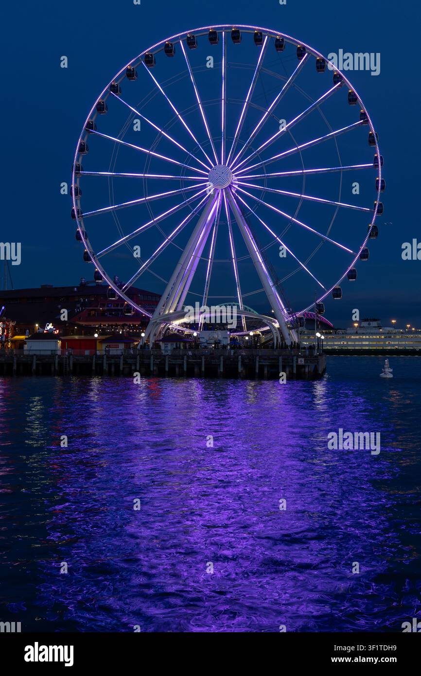 Seattle WA USA, 8. Juli 2026 - Stadtansichten von Seattle mit Berg, Wasser, Riesenrad Stockfoto