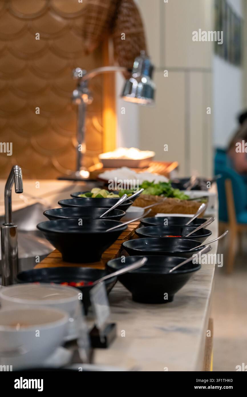 Buffetschalen mit frischen Zutaten in einem warmen Phu-Quoc-Restaurant, aufgenommen während einer tropischen Sommerreise Stockfoto