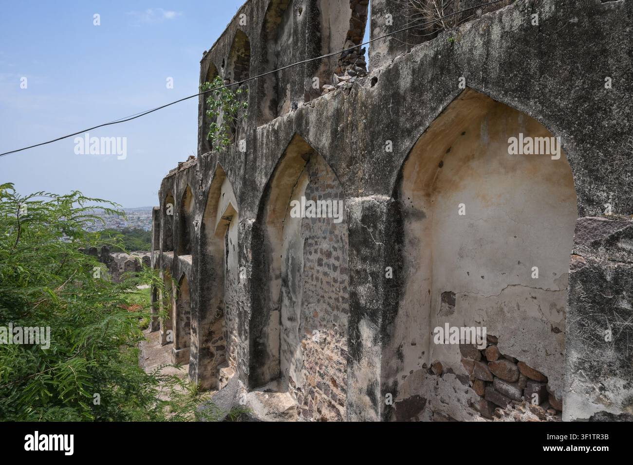 Alte Festungsmauer umrahmt panoramische urbane Silhouetten Stockfoto