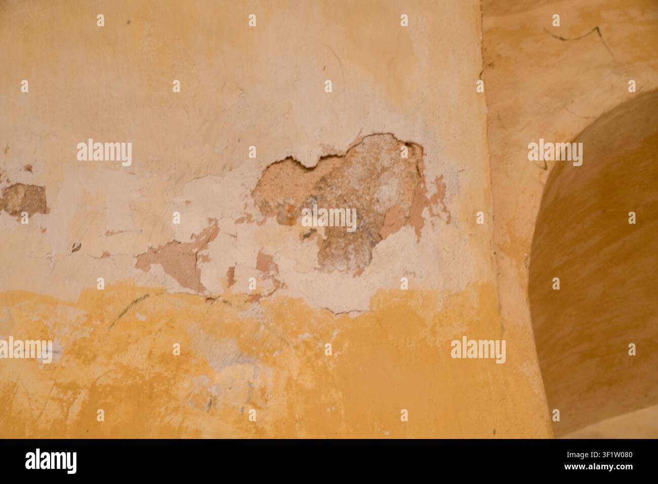 Alte rissige Stuckwand mit rustikalen architektonischen Texturen Stockfoto