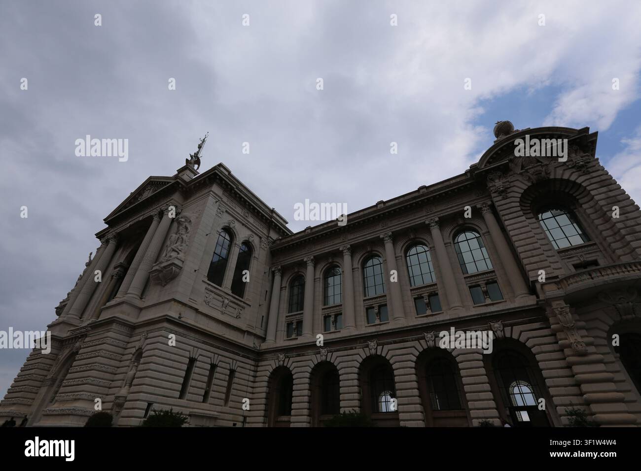 Bibliothek oder Regierungsgebäude mit neoklassizistischer Beaux-Arts-Fassade, rustizierten Stein, hohen gewölbten Fenstern, skulpturaler Ornamentik. Stockfoto