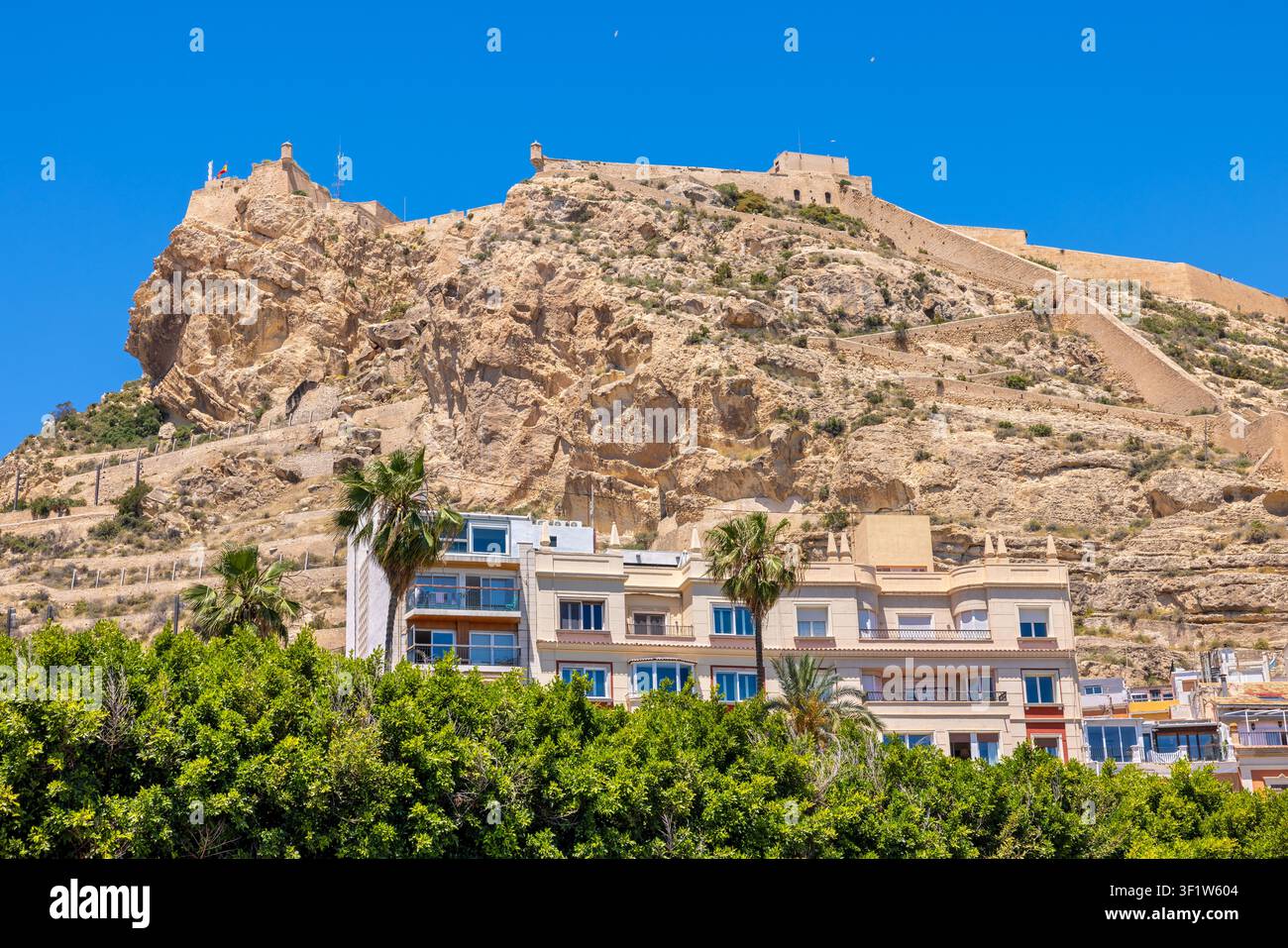 Gipfel des Berges Benacantil mit mittelalterlicher Festung von Alicante, Blick auf das Schloss Santa Barbara von der Altstadt aus. Alicante, Spanien Stockfoto