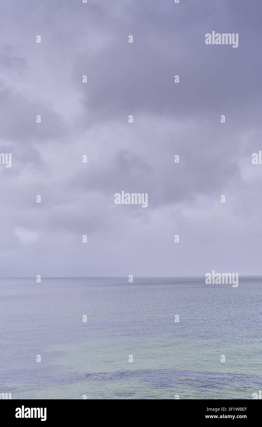 Minimalistisches Hochschlüssel-Porträtbild von Wolken und Nebel, die im Winter tief über dem Derwent River in Hobart, Tasmanien, Australien liegen Stockfoto