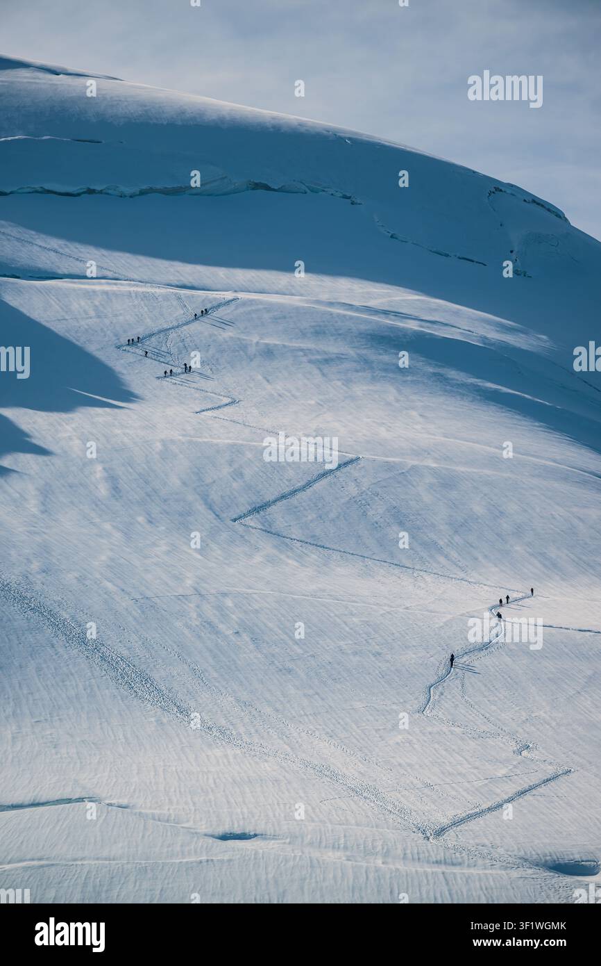 Der lange Aufstieg vom Refuge du Goûter bis zur Mont-Blanc-Kuppel. Stockfoto