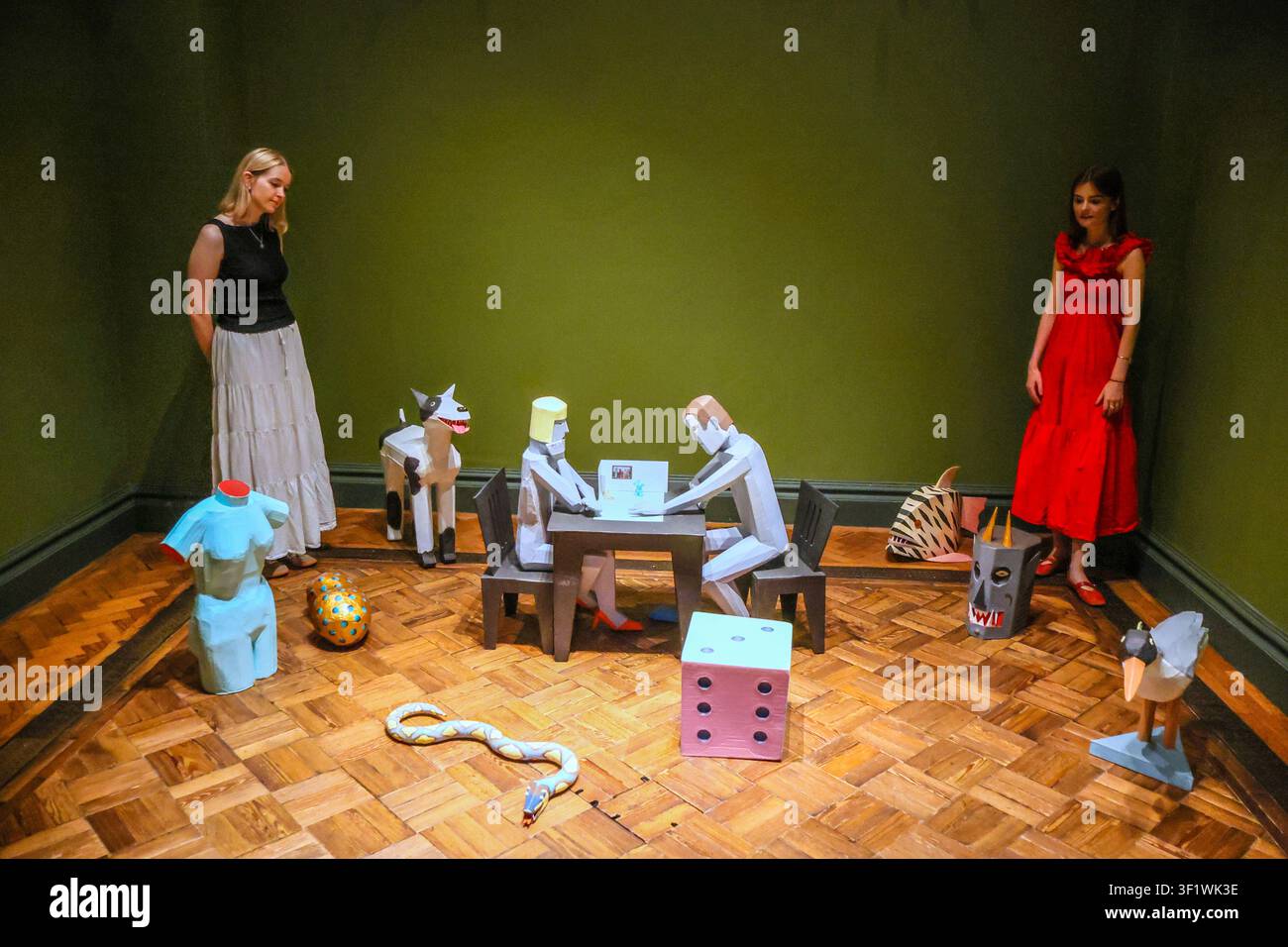 Sir John Soane's Museum, London, UK. 15. Juli 2026. Retrospektive zur Feier der surrealen, subversiven Praxis von Madelon Vriesendorp Mind Games mit über 50 Werken, die vom Soane-Medaillengewinner 2025 geschaffen oder gesammelt wurden und die die Fähigkeit der Künstlerin zeigen, alltägliche Materialien in unerwartete Quellen von Humor, Schönheit und Inspiration zu verwandeln. 15. Juli - 20. September. Paul Quezada-Neiman/Alamy Live News Credit: Paul Quezada-Neiman/Alamy Live News Stockfoto
