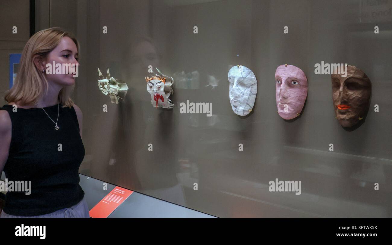 Sir John Soane's Museum, London, UK. 15. Juli 2026. Retrospektive zur Feier der surrealen, subversiven Praxis von Madelon Vriesendorp Mind Games mit über 50 Werken, die vom Soane-Medaillengewinner 2025 geschaffen oder gesammelt wurden und die die Fähigkeit der Künstlerin zeigen, alltägliche Materialien in unerwartete Quellen von Humor, Schönheit und Inspiration zu verwandeln. 15. Juli - 20. September. Paul Quezada-Neiman/Alamy Live News Credit: Paul Quezada-Neiman/Alamy Live News Stockfoto