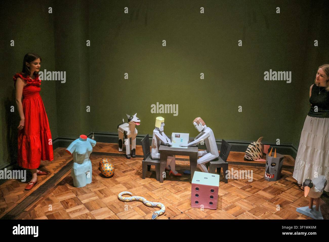 Sir John Soane's Museum, London, UK. 15. Juli 2026. Retrospektive zur Feier der surrealen, subversiven Praxis von Madelon Vriesendorp Mind Games mit über 50 Werken, die vom Soane-Medaillengewinner 2025 geschaffen oder gesammelt wurden und die die Fähigkeit der Künstlerin zeigen, alltägliche Materialien in unerwartete Quellen von Humor, Schönheit und Inspiration zu verwandeln. 15. Juli - 20. September. Paul Quezada-Neiman/Alamy Live News Credit: Paul Quezada-Neiman/Alamy Live News Stockfoto