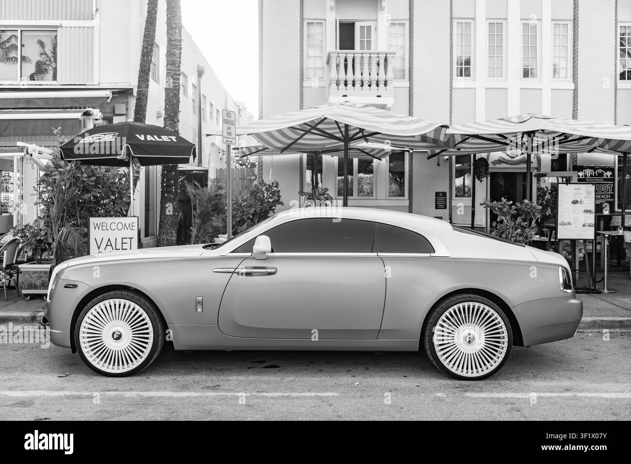 Miami, Florida, USA - 08. April 2025: Royce Wraith Luxus-Grand-Tourer-Car. Grand Tourer Rolls Royce Wraith. Auto Rolls Royce Wraith parkt Stockfoto