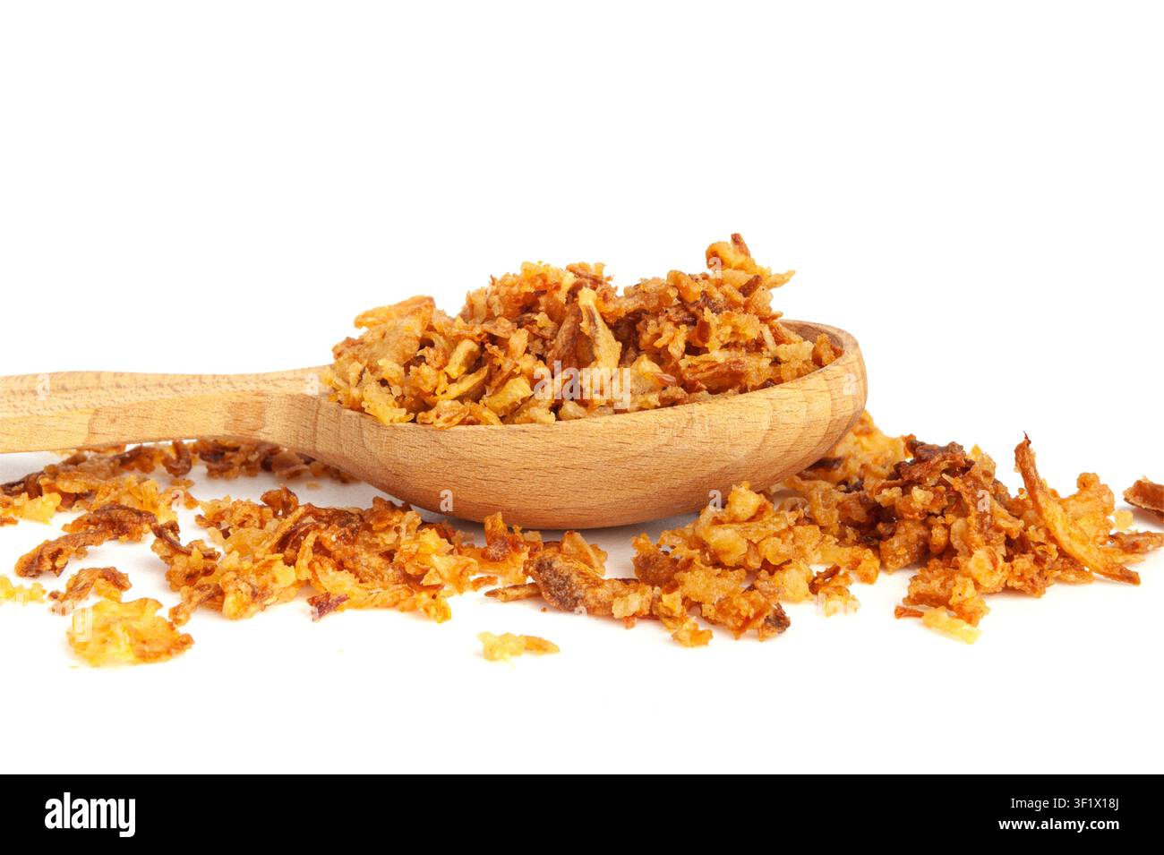 Geröstete Zwiebel isoliert, trockene Zwiebelstücke in Holzschüssel, Zwiebelchips, tiefgebratenes Gemüse, karamellisierte Schalottenstreusel, knusprig gebratene Zwiebeln auf Weiß Stockfoto