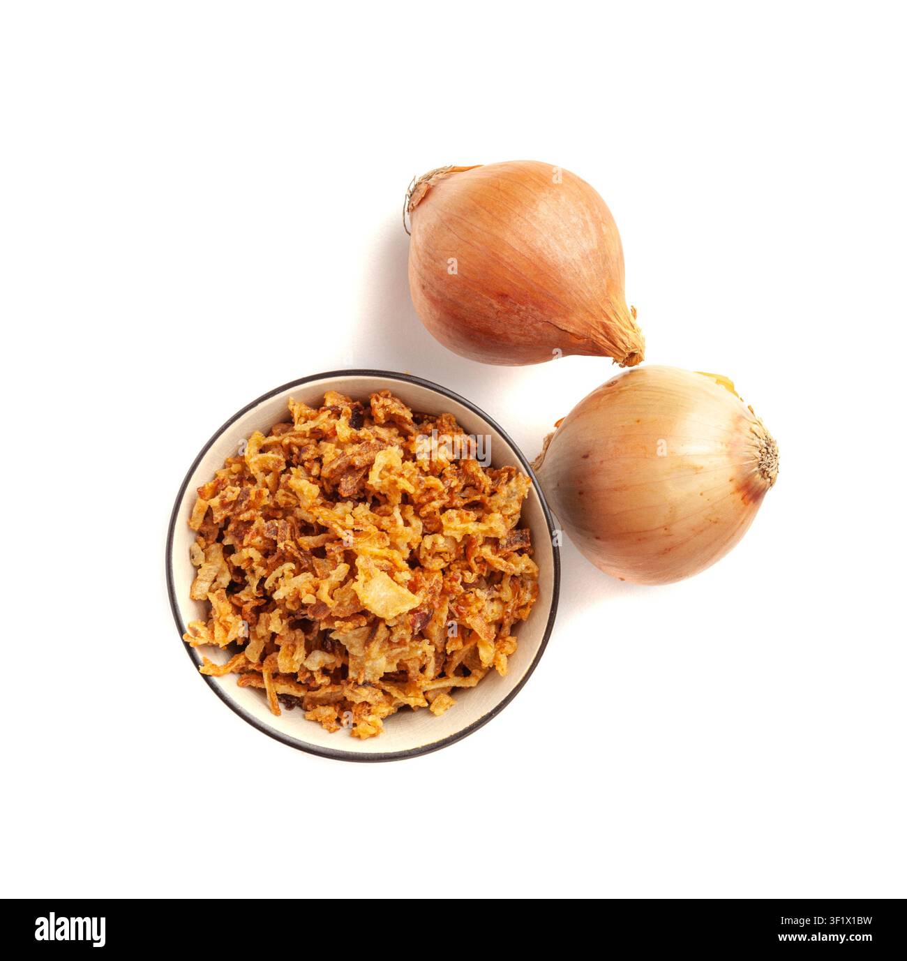 Geröstete Zwiebeln Isoliert, Trockene Zwiebelstücke, Zwiebelchips, Frittiertes Gemüse, Karamelisierte Schalottenstreuer, knusprige gebratene Zwiebeln auf weißem Hintergrund Stockfoto
