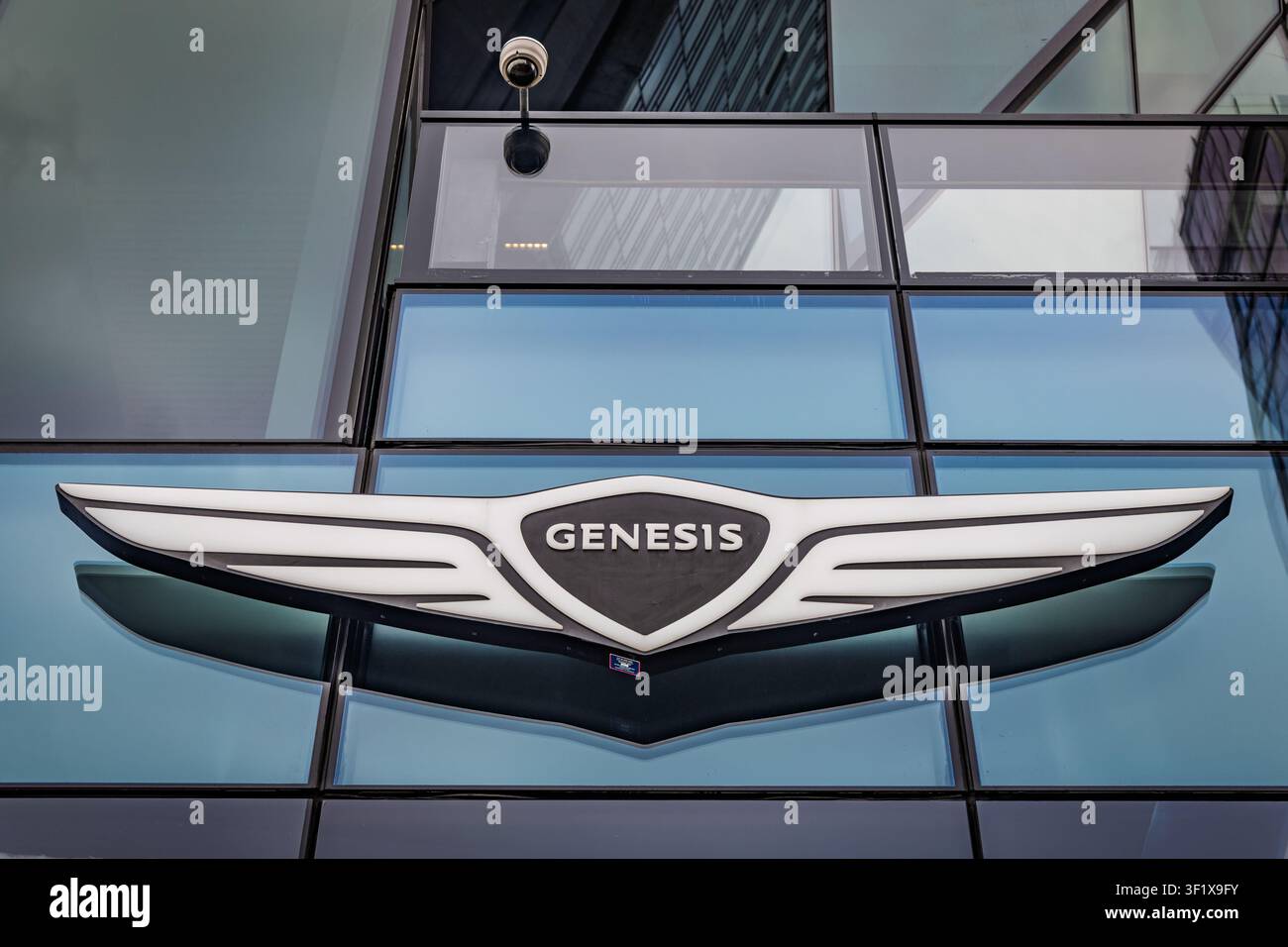 Das Genesis-Luxusauto-Markenlogo und das geflügelte Emblem sind auf einer modernen Glasfassade eines Autohandels in New York City montiert. Stockfoto