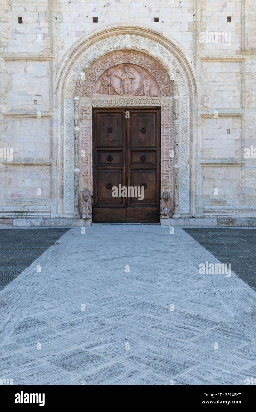 Verzierte Holztür und gemeißelter Steinbogen einer historischen Kathedrale Stockfoto