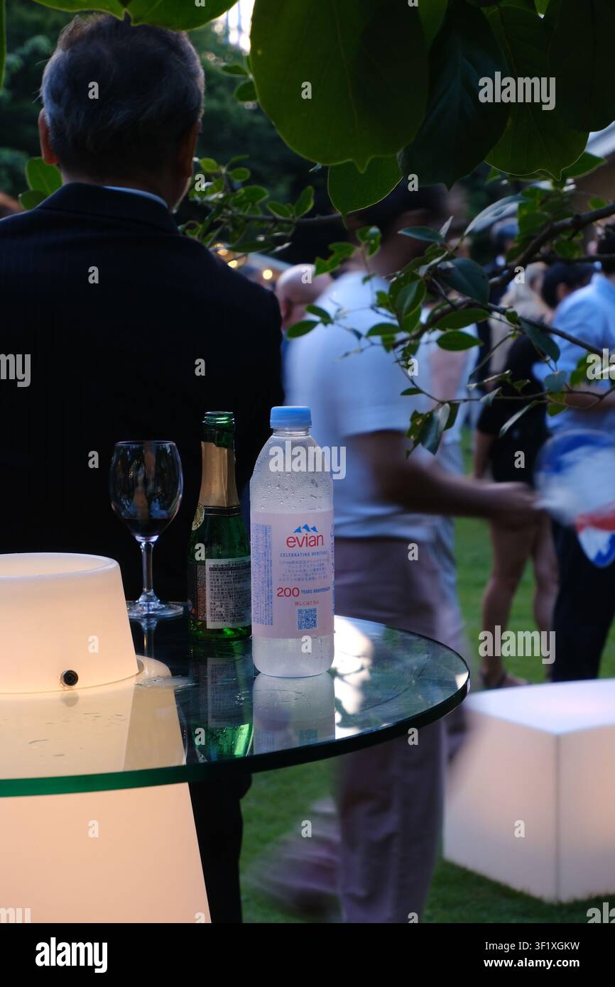 Limitierte Auflage Evian 200. Jubiläums-Wasserflasche auf Ausstellung in der Französischen Botschaft in Tokio, Japan, während der Bastille-Day-Rezeption am 14. Juli Stockfoto