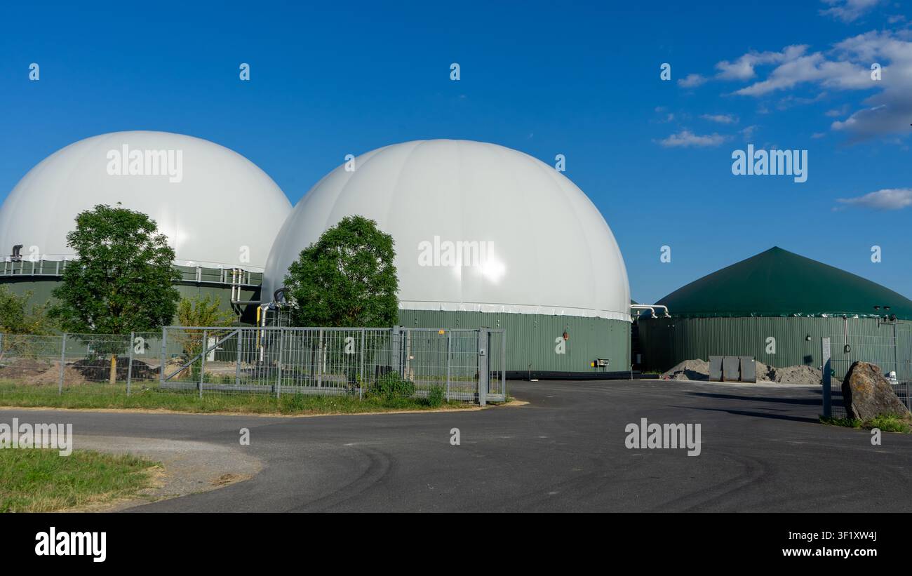 Moderne Biogasanlage – Konzept für erneuerbare Energie und nachhaltige Stromerzeugung Stockfoto