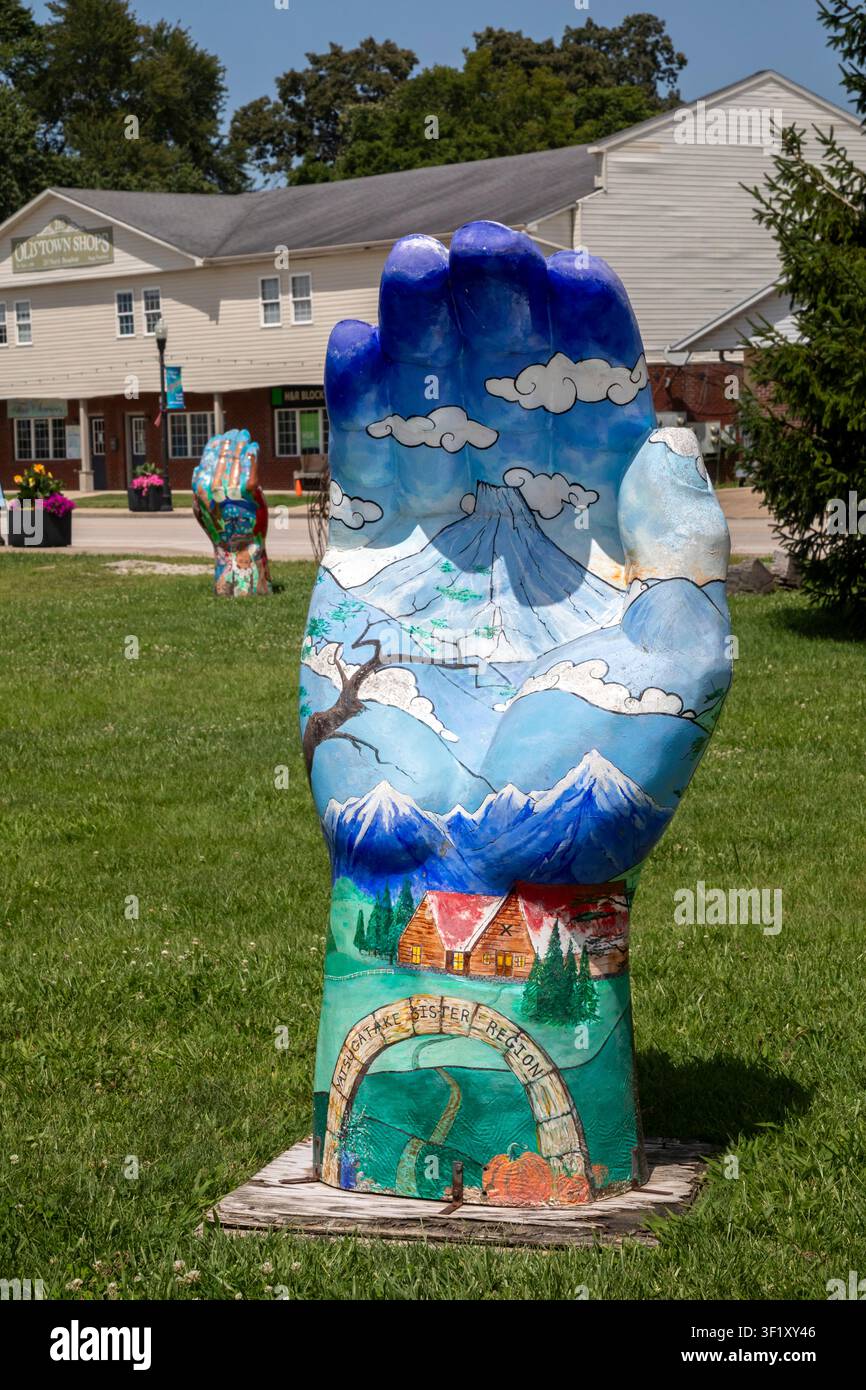Berea, Kentucky – Sechs Fuß große Skulpturen von Händen finden sich im Fee Sculpture Park, jede mit verschiedenen Themen verziert. Sie wurden für eine 200 Stockfoto