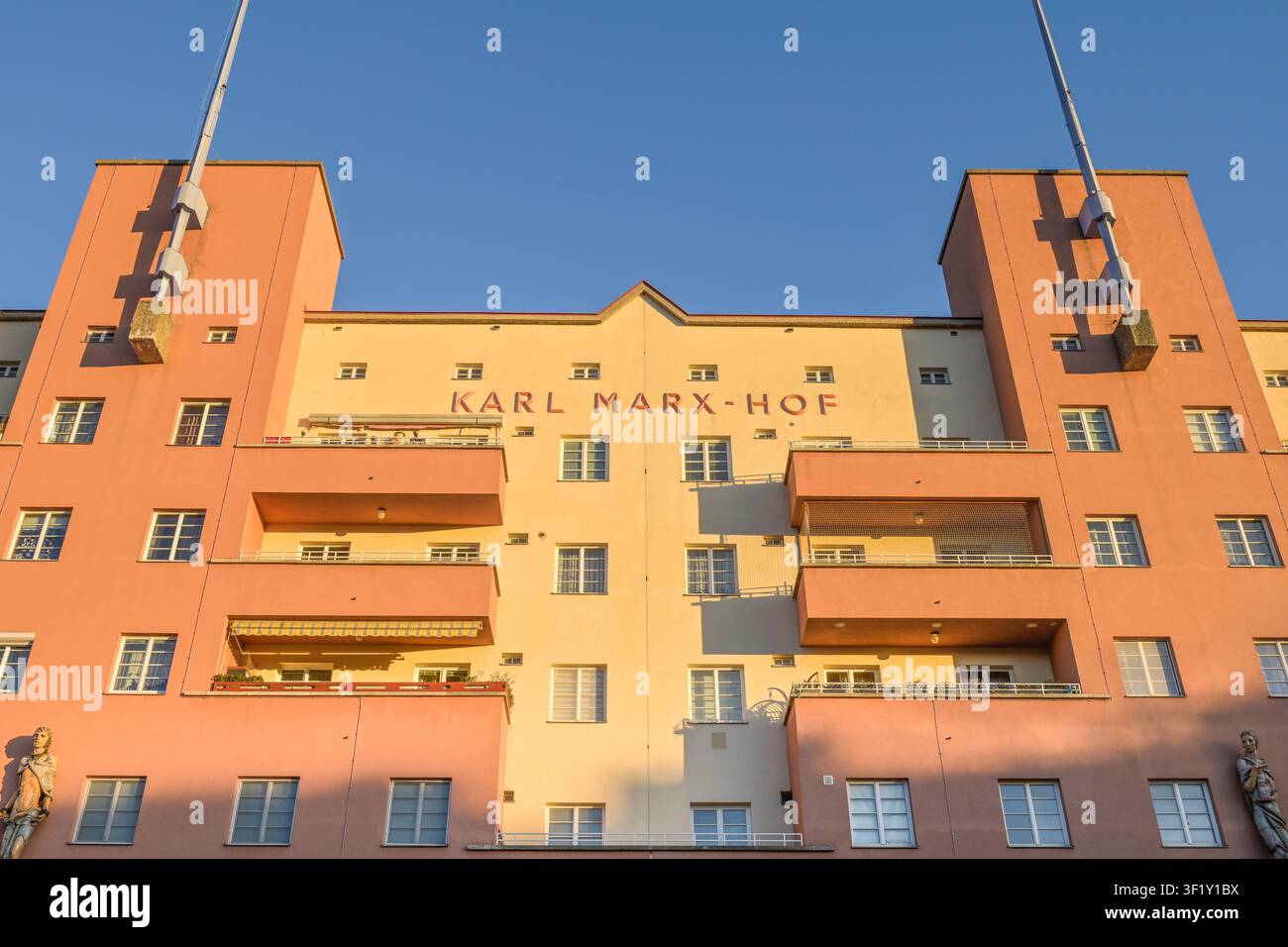 Wohnkomplex Karl-Marx-Hof, Hauptfassade, Döbling, Wien, Österreich Stockfoto