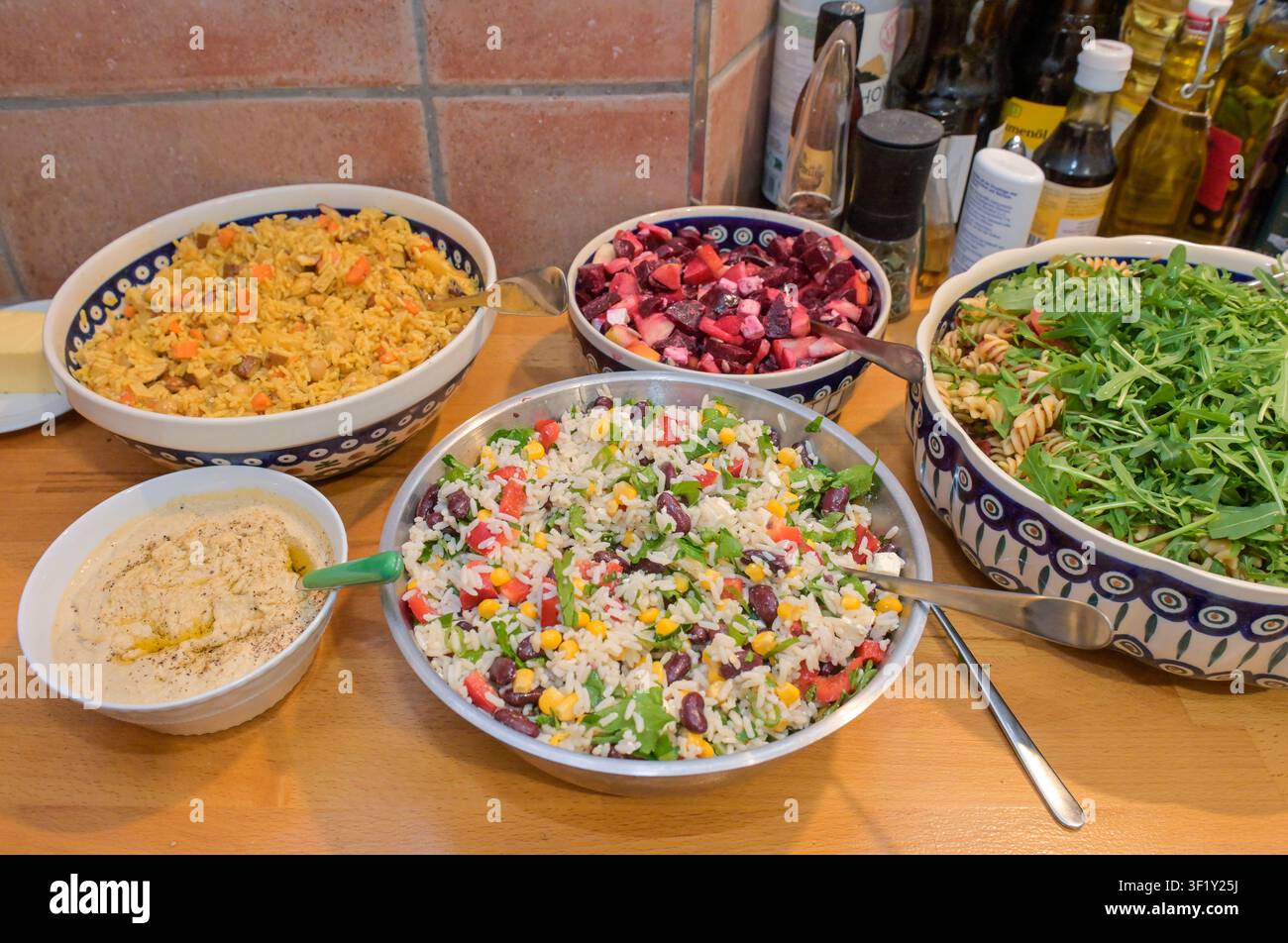 Salate, Schüsseln, Buffet Stockfoto