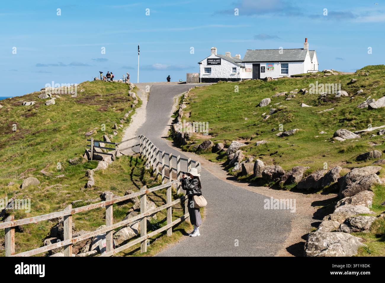 Blick entlang des englischen Küstenpfades zum First and Last Refreshment House in England an Land's End, Penzance, Cornwall, England, UK, Großbritannien Stockfoto