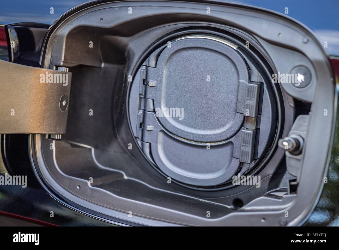 Nahaufnahme eines Ladeschalters für Elektroautos mit geschlossener Abdeckung Stockfoto
