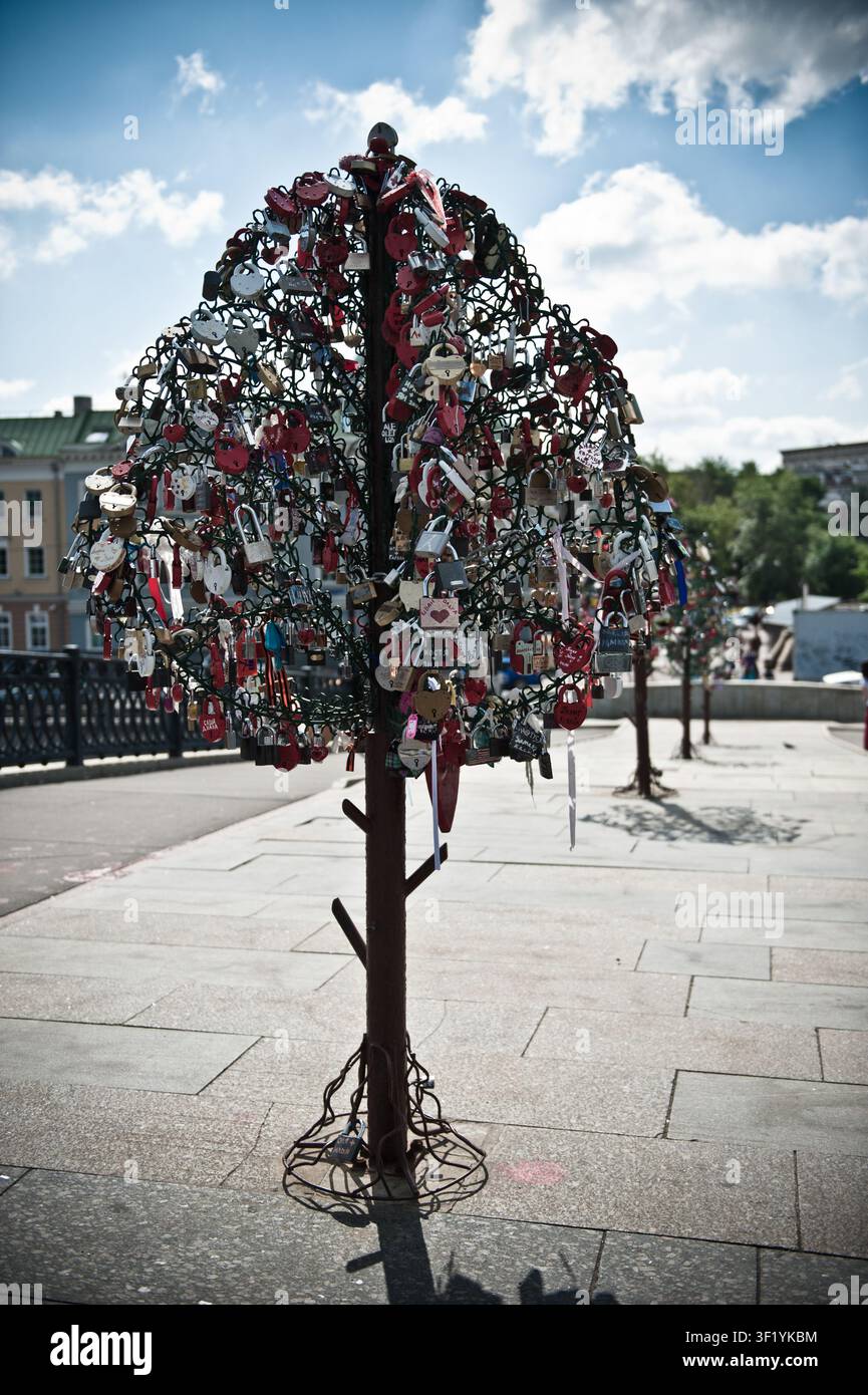 Eine Baumskulptur, die mit zahlreichen Schlössern in verschiedenen Farben geschmückt ist. Stockfoto